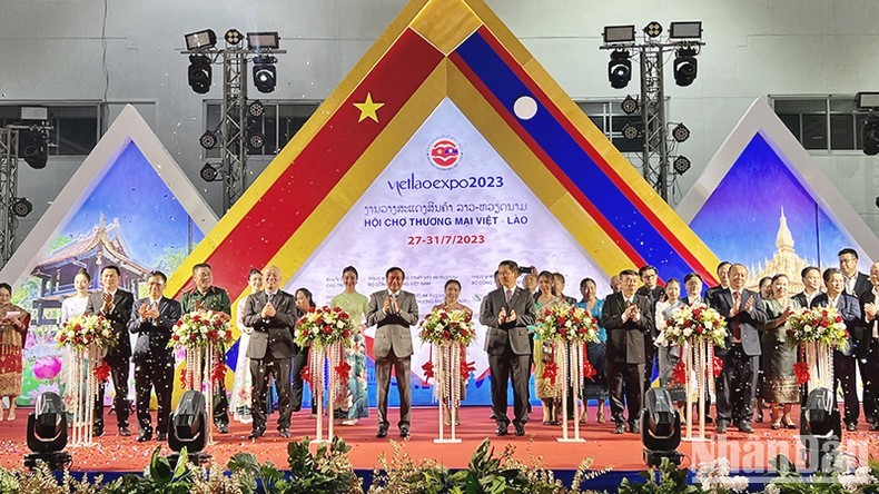 Annual Vietnam - Laos trade fair opens (Photo: NDO/Trinh Dung)