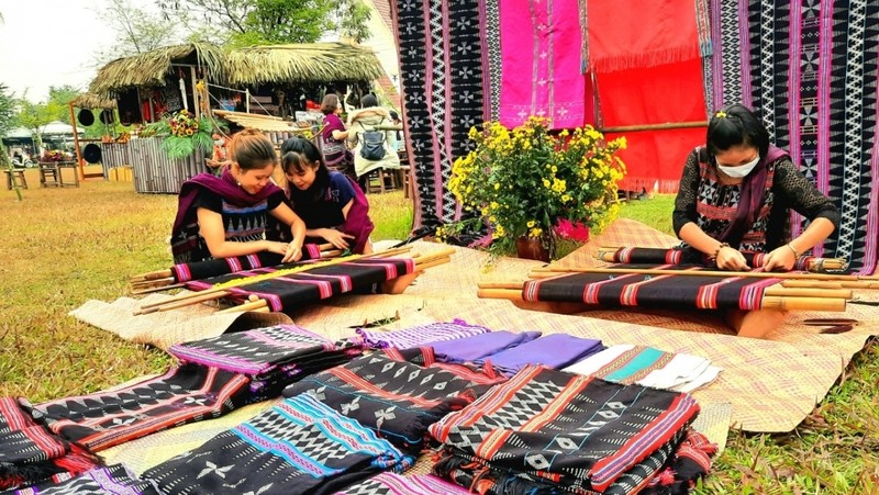 Ethnic women practice brocade weaving in the Vietnam National Village for Ethnic Culture and Tourism (Photo: VOV)