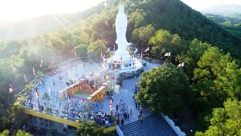 Thousands of visitors and Buddhist followers flock to Quan The Am Festival in Hue 