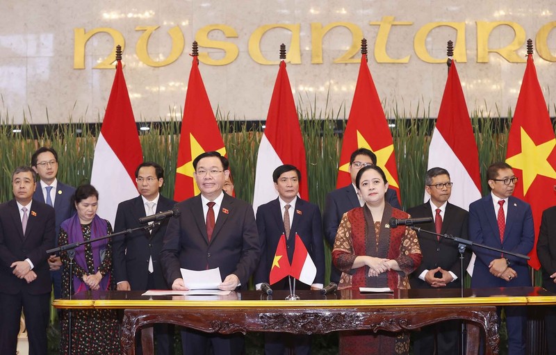 NA Chairman Vuong Dinh Hue and Speaker of the People’s Representative Council of Indonesia Puan Maharani meet the media after their talks in Jakarta on August 4 (Photo: VNA)