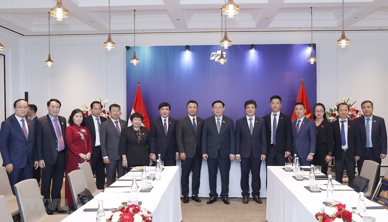 NA Chairman Vuong Dinh Hue and delegates at the meeting (Photo: VNA)