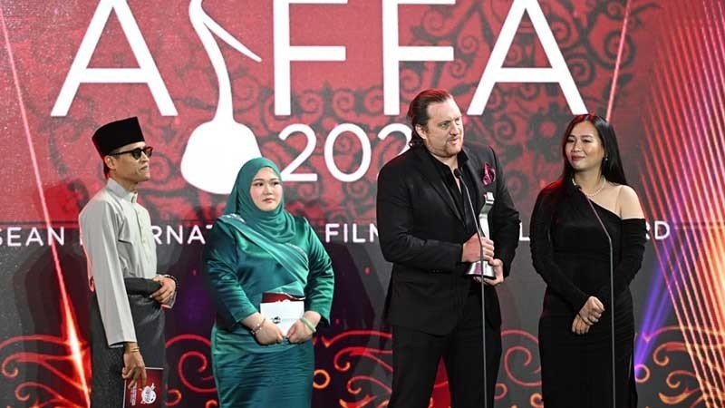 Director Aaron Toronto and screenwriter Nha Uyen receive the award on behalf of Kim B at AIFFA 2023 (Photo courtesy of the film crew)