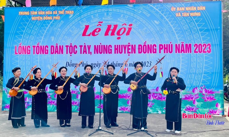 A ‘Then’ folk singing performance at the festival of Tay and Nung ethnic groups in Binh Phuoc Province (Photo: binhphuoc.gov.vn)