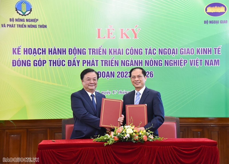 Minister of Foreign Affairs Bui Thanh Son (right) and Minister of Agriculture and Rural Development Le Minh Hoan at the signing ceremony.(Photo: baoquocte.vn)