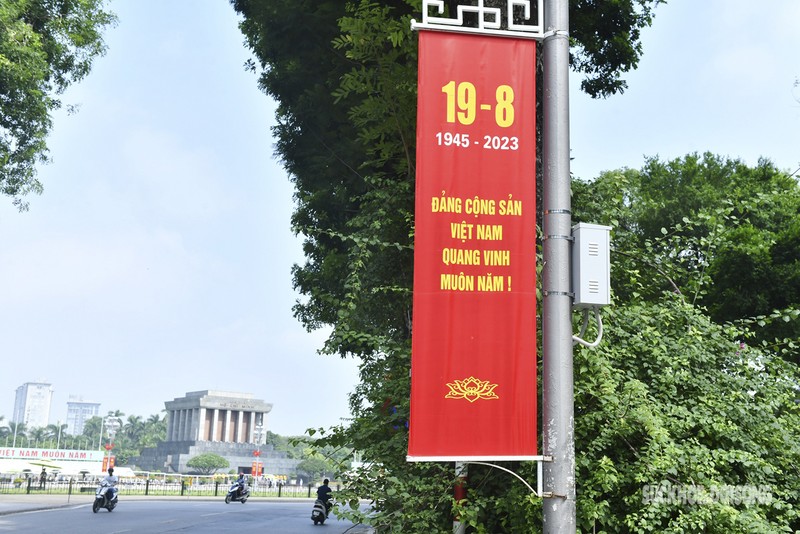 A Hanoi street decorated with banners to celebrate the 78th anniversary of the August Revolution. (Photo: suckhoedoisong.vn)