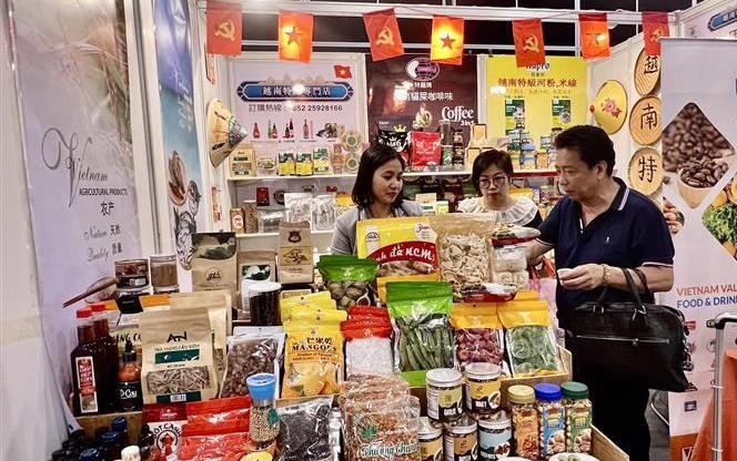 Vu Thi Thuy, head of Vietnam Trade Office in Hong Kong (first, left) introduces Vietnamese products to visitors. (Photo: VNA)