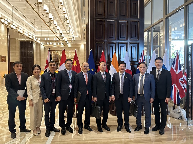 Minister of Industry and Trade Nguyen Hong Dien (third from right) and delegates at the event (Photo: MOIT)