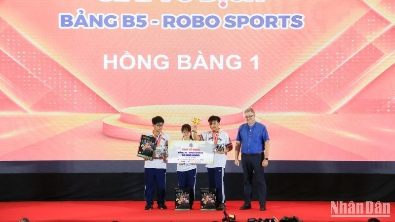 Winners of World Robot Olympiad in Vietnam awarded at the event.
