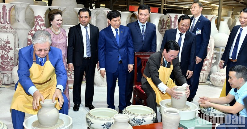 President Vo Van Thuong and his Kazakh counterpart Kassym-Jomart Tokayev try their hands at pottery making. 