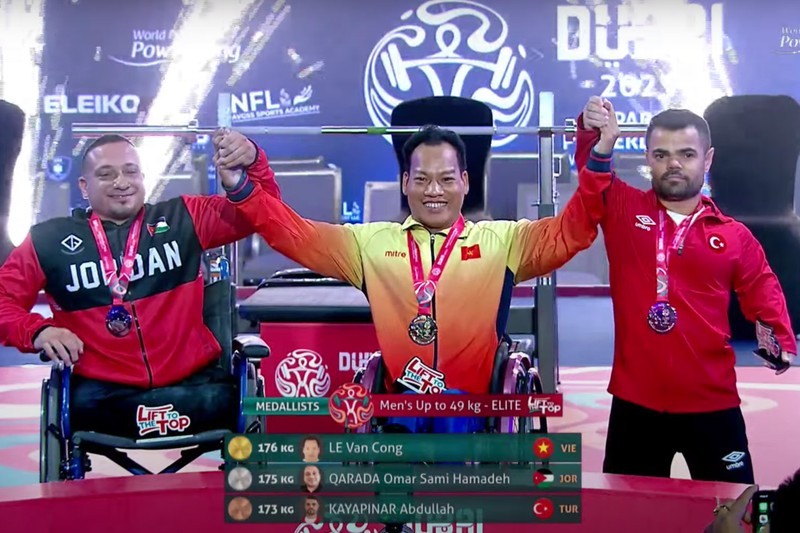 Le Van Cong grabs a gold medal in the men's 49kg category at the World Para Powerlifting Championships in Dubai. (Photo: IPC)
