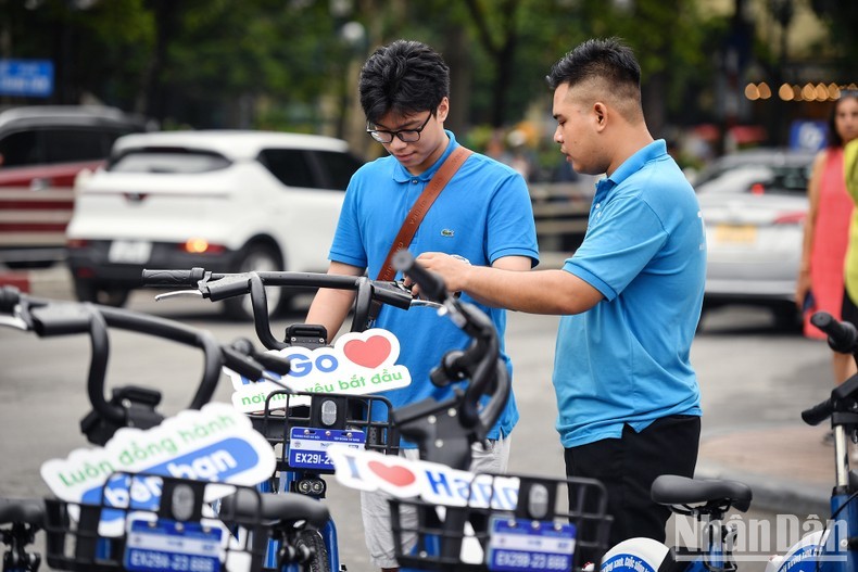 People experience public bicycle-sharing service at the event