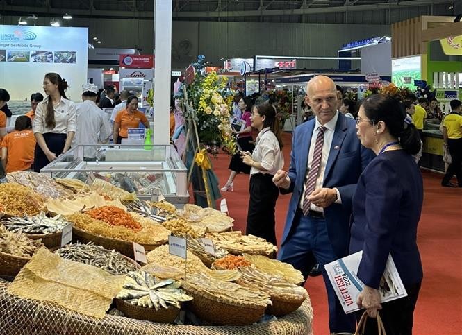 Delegates visit a booth at the exhibition (Photo: VNA)