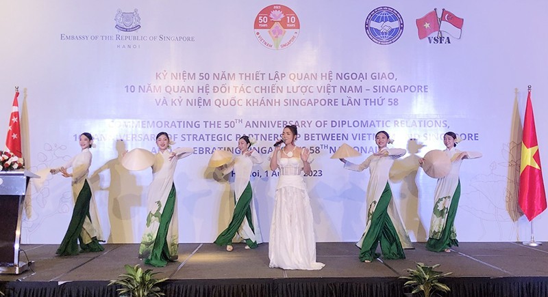 A performance at a ceremony held in Hanoi on August 1 to celebrate 50th anniversary of diplomatic relations and the 10th anniversary of strategic partnership between Vietnam and Singapore. 