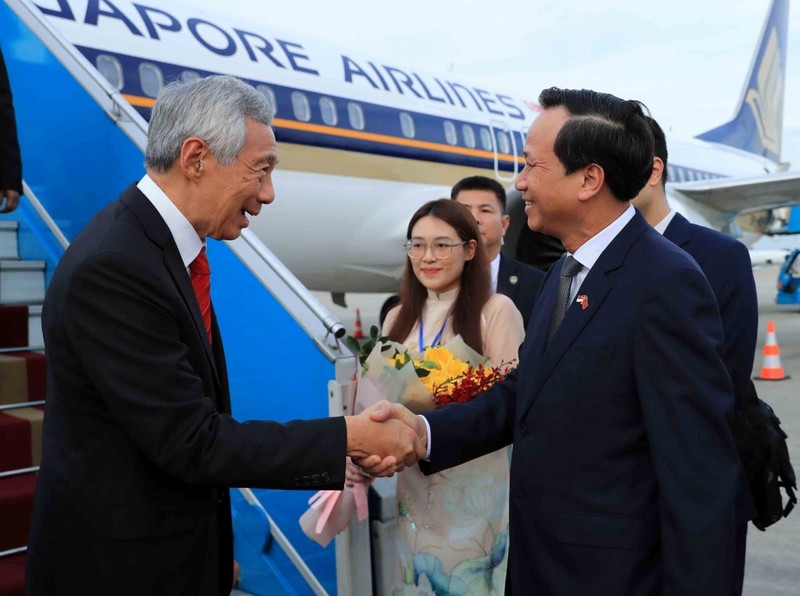 Singaporean Prime Minister Lee Hsien Loong is welcomed at the Noi Bai International Airport in Hanoi. (Photo: VNA)