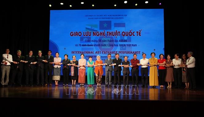 Art exchange brings ASEAN countries closer. (Photo: VNA)