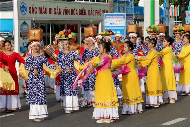 People from the Cham ethnic group in Binh Thuan province perform at the street festival. (Photo: VNA)