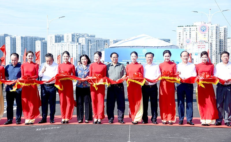 Prime Minister Pham Minh Chinh and delegates cut the ribbon to inaugurate the second-phase Vinh Tuy bridge. (Photo: NDO)