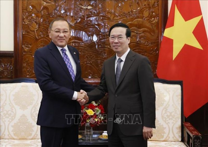 State President Vo Van Thuong (R) and outgoing Kazakh Ambassador to Vietnam Yerlan Baizhanov. (Photo: VNA)