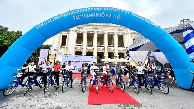 People experience public bicycle service at the launch of the service in Hanoi on August 24 (Photo: Tri Nam Group)