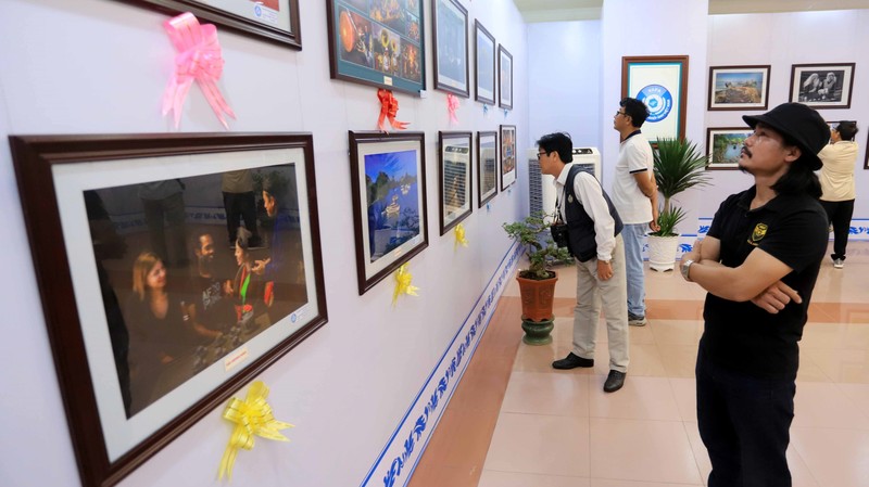 Visitors at the exhibition displaying best entries of the photo festival (Photo: VNA)