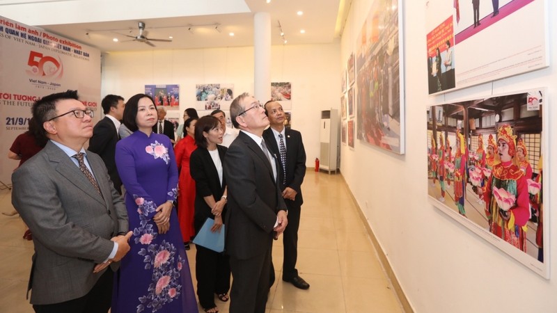 Visitors at a photo exhibition held in Hanoi to celebrate the 50th anniversary of Vietnam – Japan diplomatic relations. (Photo: VOV)