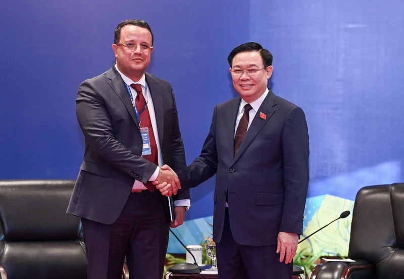  National Assembly Chairman Vuong Dinh Hue (R) and Deputy Speaker of the People’s National Assembly of Algeria Monder Bouden (Photo: NDO)