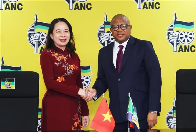 Vice State President Vo Thi Anh Xuan (L) and Secretary General of South Africa’s ruling party African National Congress Fikile Mbalula. (Photo: VNA)