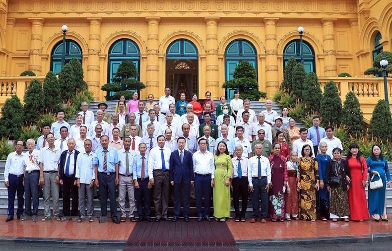 President Vo Van Thuong and a delegation of national contributors from Tra Vinh Province. 