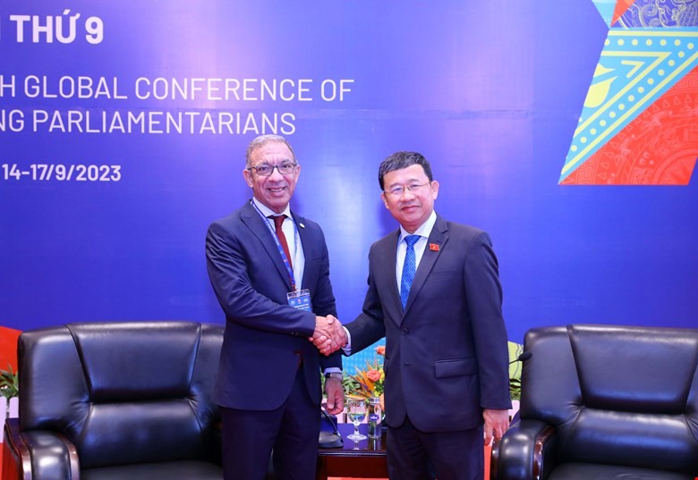 Chairman of the National Assembly’s Committee for External Relations Vu Hai Ha (R) and IPU President Duarte Pacheco (Photo: VNA)