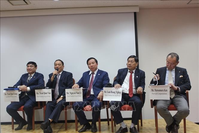 Representatives of Vietnam's provinces take turns answering questions from Japanese investors at the event. (Photo: VNA)