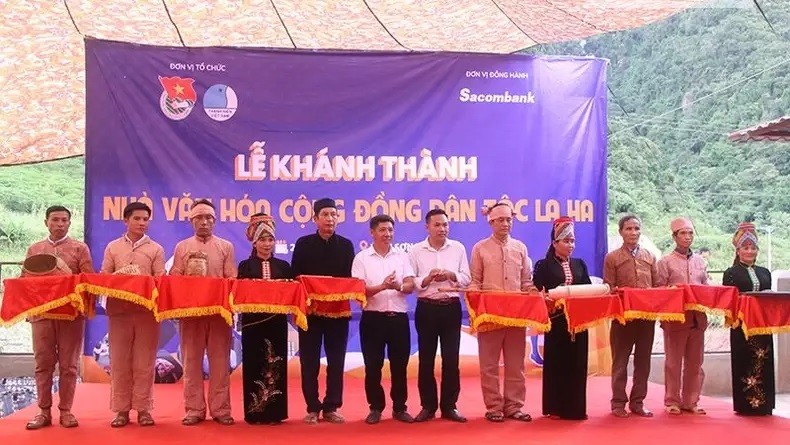 Communal house presented to La Ha ethnic community in Son La Province 