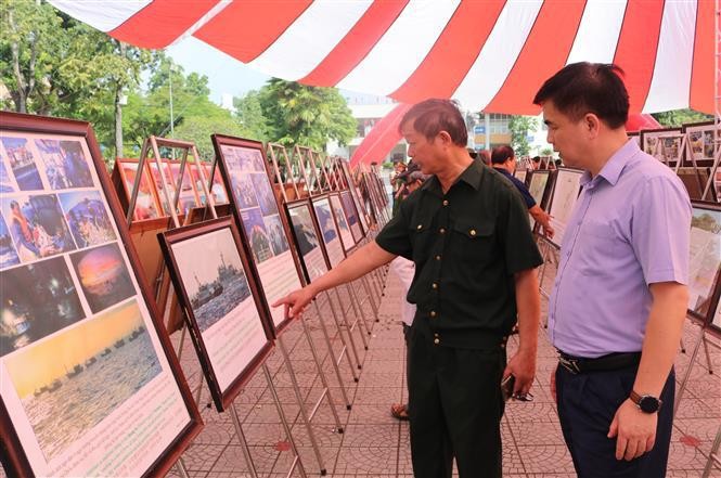 Visitors at the exhibition (Photo: VNA)