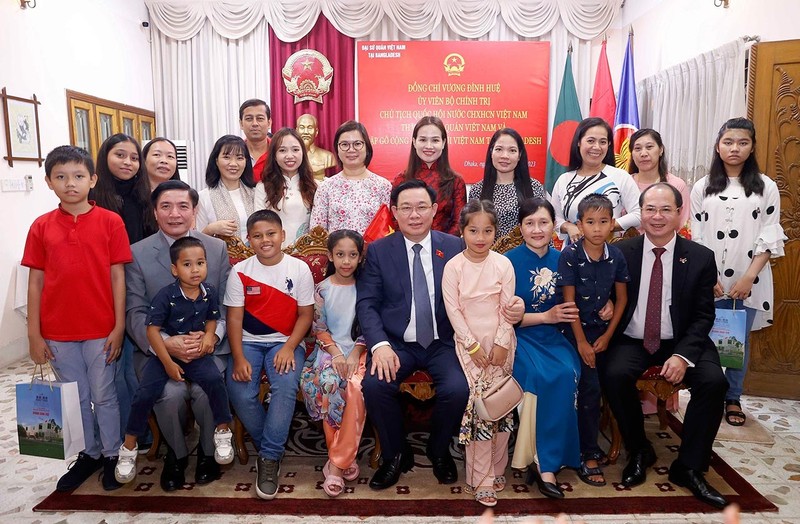 NA Chairman Vuong Dinh Hue meets with Vietnamese community in Bangladesh (Photo: VNA)