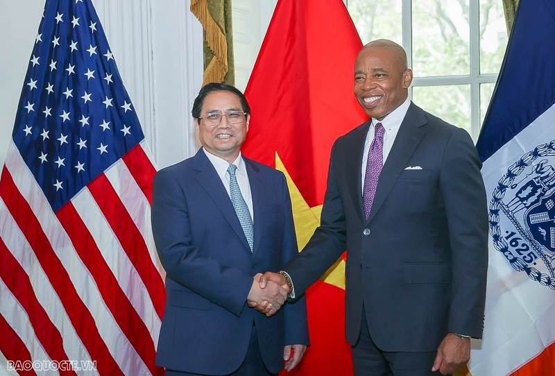 Prime Minister Pham Minh Chinh (L) meets with Mayor of New York Eric Adams. (Photo: baoquocte.vn)