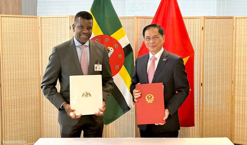 Vietnamese Minister of Foreign Affairs Bui Thanh Son (R) and Minister for Foreign Affairs, International Business, Trade and Energy of the Commonwealth of Dominica Vince Henderson at the signing ceremony. (Photo: baoquocte.vn)