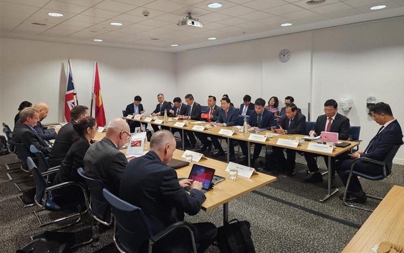 An overview of the talks between Deputy Minister of Public Security Lieutenant General Le Quoc Hung and Minister of State (Minister for Immigration) at the Home Office Robert Jenrick. (Photo: VNA)