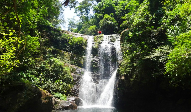Khe Tien waterfall is an ideal place to hide away the heat in summer and a charming destination to experience in autumn. (Photo: halongtourism.com.vn)