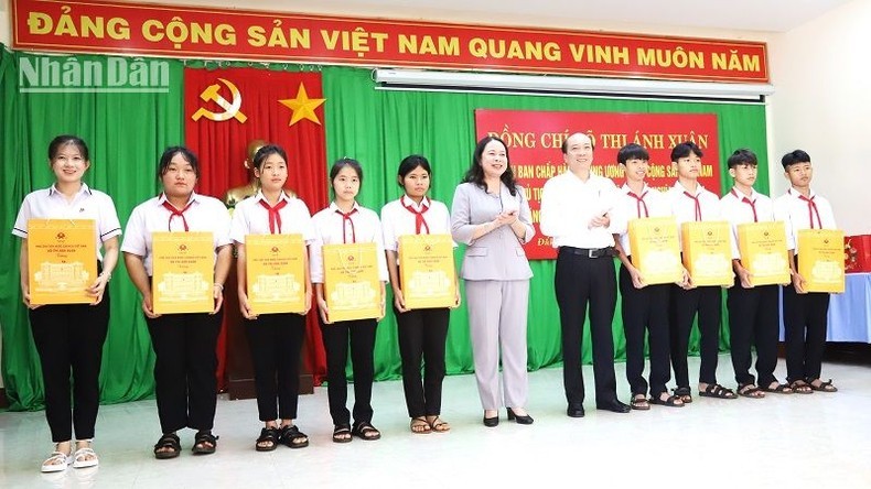 Vice President presents gifts to disadvantaged students at Dak Lak Social Protection Centre