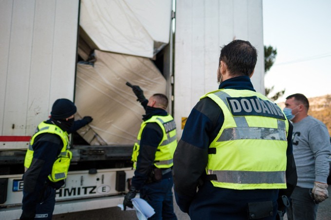 On September 27, French police discovered six women, including four believed to be Vietnamese, on a refrigerated truck in Rhone of Lyon city. (Photo: AFP)