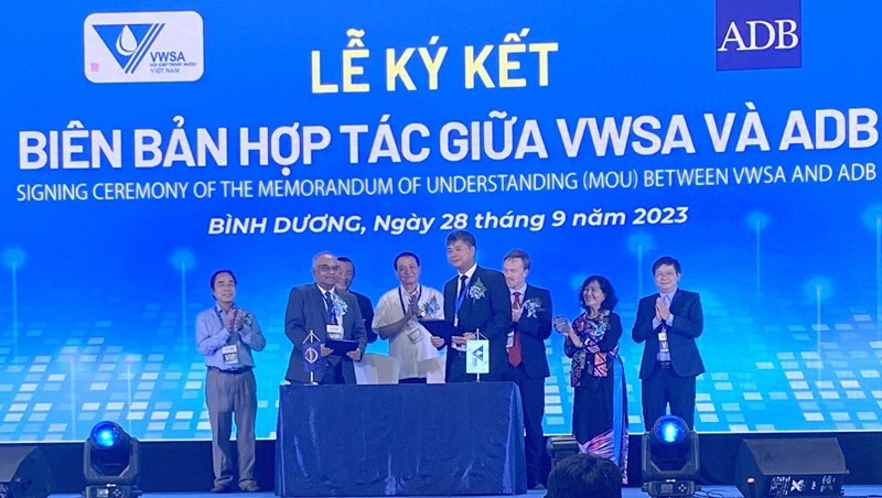 Signing of memorandum of understanding between ADB and the Vietnam Water Supply and Sewerage Association (Photo courtesy of ADB)