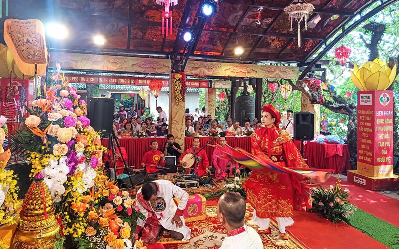 A ‘hau dong’ (spirit mediumship) ritual at the festival (Photo: danviet.vn)