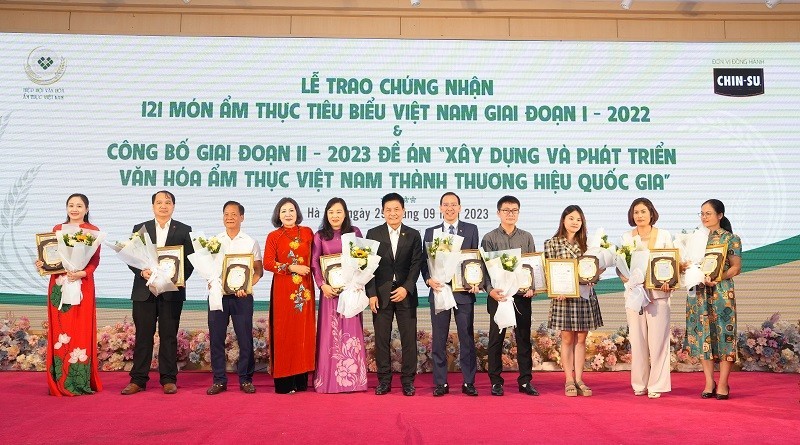 The Vietnam Culinary Culture Association presents certificates in recognition of 121 typical Vietnamese dishes at a ceremony in Hanoi on September 29 . (Photo: VNA) 