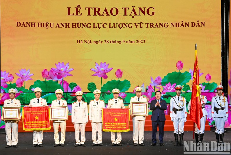 NA Chairman Vuong Dinh Hue presents the title of “Hero of People’s Armed Forces” to some firefighting and rescue police units in Hanoi, the northern port city of Hai Phong, and Ho Chi Minh City. (Photo: NDO)