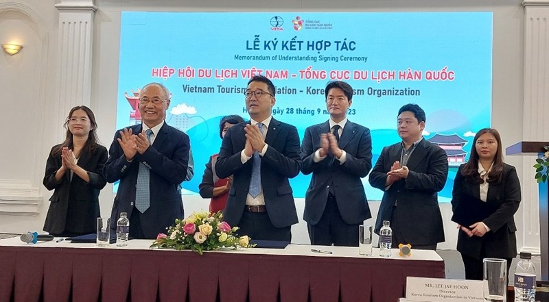 The Vietnam Tourism Association (VITA) and the Korea Tourism Organisation of the Republic of Korea (KTO) sign a Memorandum of Understanding (MoU), Hanoi, September 28 (Photo: VNA)