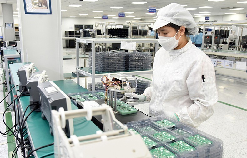 An employee working on an electronic components production line in Bumjim Electronics Vina Co., Ltd., which is a Republic of Korea-invested enterprise. 