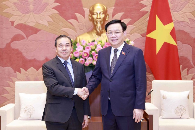 NA Chairman Vuong Dinh Hue (R) and outgoing Lao Ambassador Sengphet Houngboungnuang at their meeting in Hanoi on October 5. (Photo: VNA)