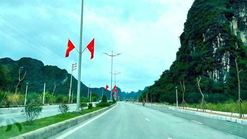 The Ha Long-Cam Pha coastal road is one of four city-level projects in celebration of Quang Ninh Province’s 60th founding anniversary. 