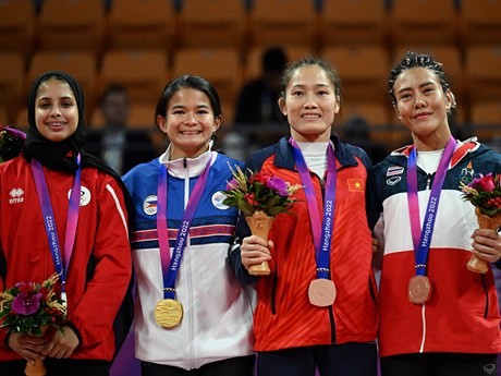Jujitsu fighter Phung Thi Hue (second from right) wins a bronze medal for Vietnam at the 19th ASIAD on October 5. (Photo: AFP/VNA)