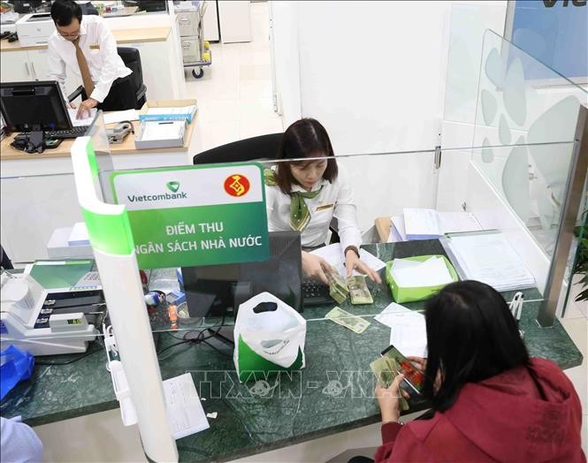 A woman pays tax at a collection point of Vietcombank's Can Tho city branch (Photo: VNA)