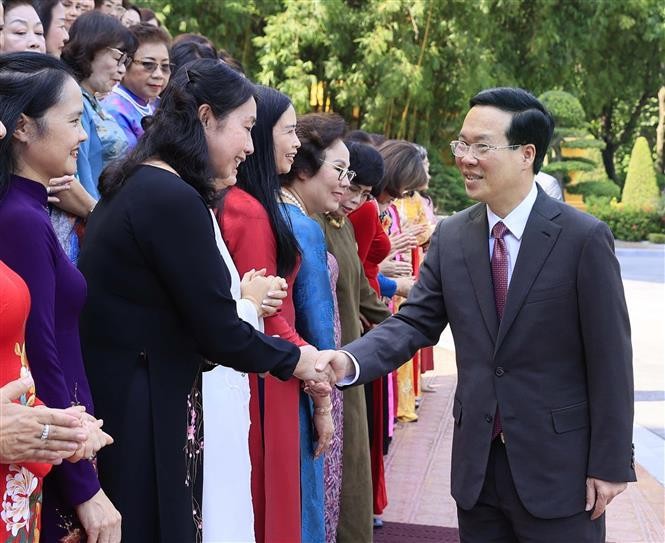 President Vo Van Thuong greets representatives of the Vietnam Association for Women Entrepreneurs (VAWE) in Hanoi on October 5. (Photo: VNA)